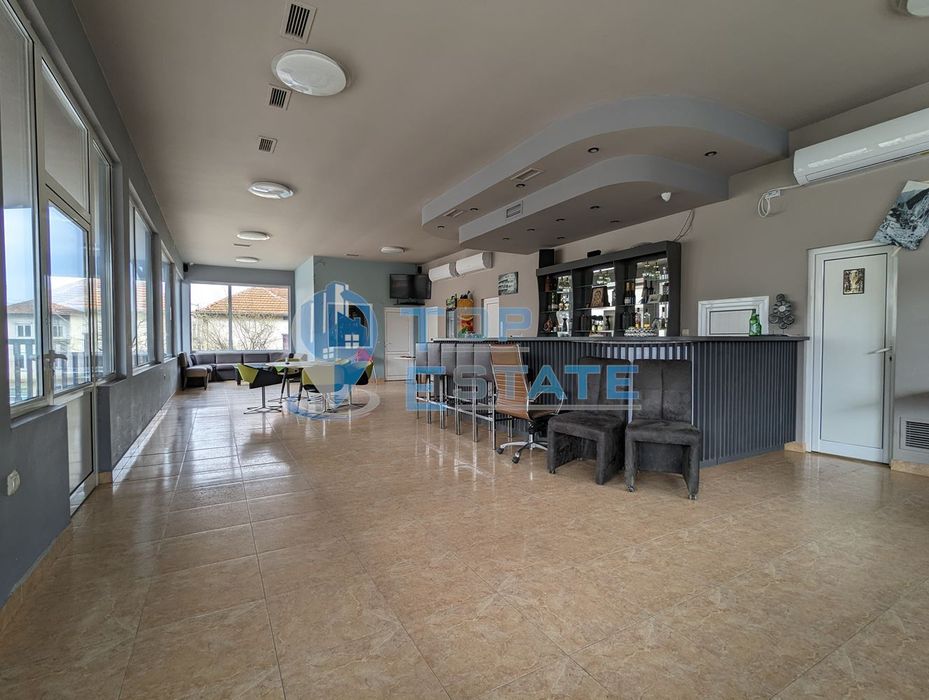 Търговска сграда на два етажа в центъра на град Златарица