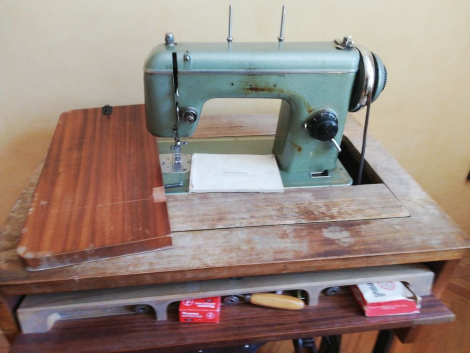 Продавам шевна машина Naumann