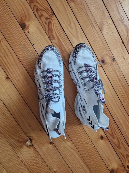 Продава нови обувки.