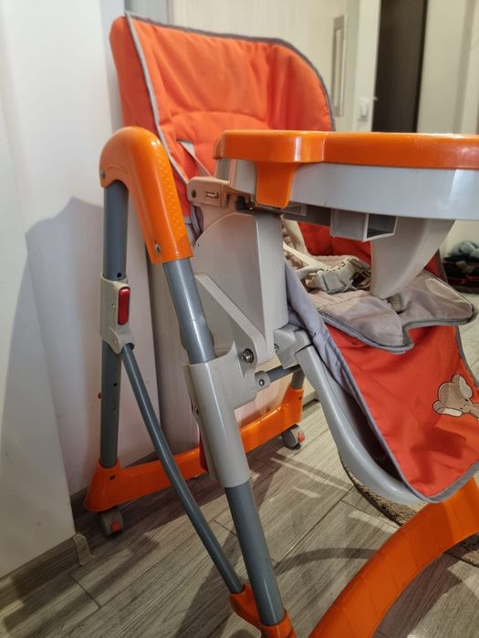 Vând scaun de masă BabyGo pentru bebeluși și copii mici, în stare bună și perfect funcțional.