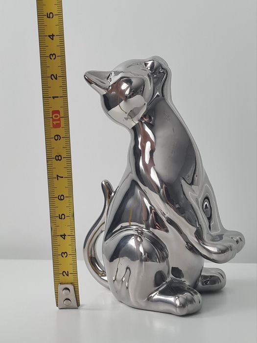 Сребриста декоративна фигурка котка