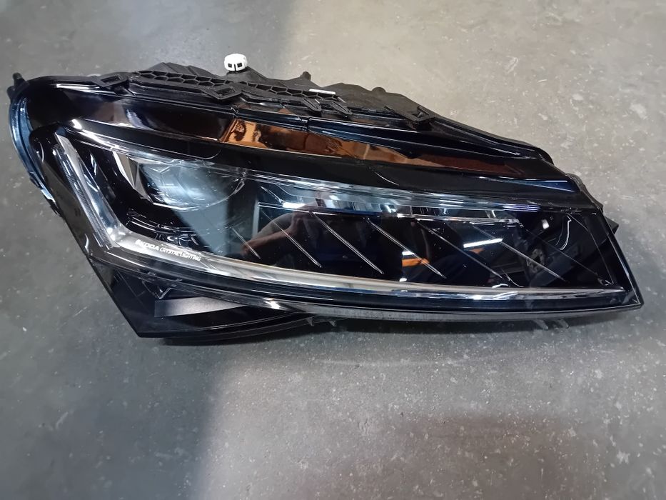 Far dreapta Skoda Superb 3 3V1 Full Led Crystal