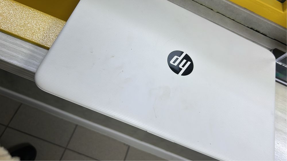 Ноутбук HP белого цвета