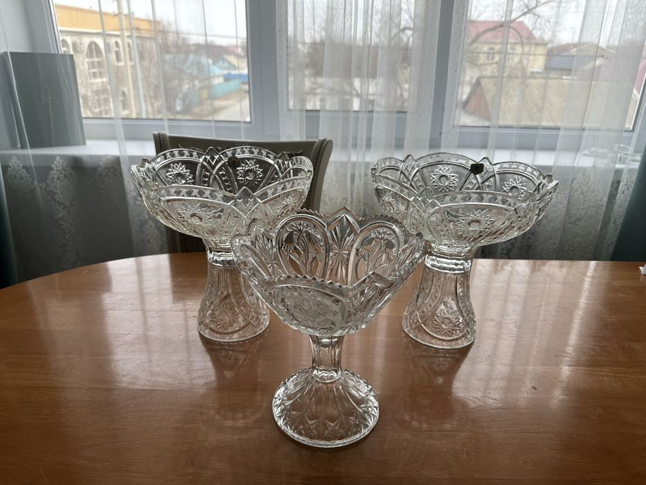 Столовый сервиз и хрустальные вазы