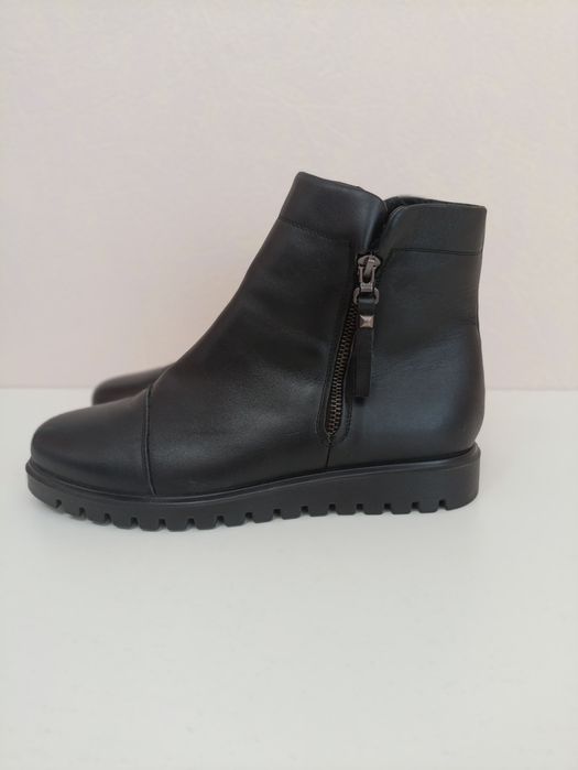 Продам демисезонные ботинки женские