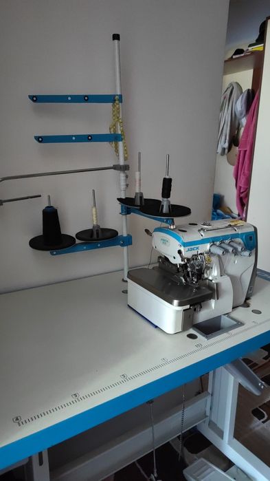 Швейный машина .Оверлок JACK E4