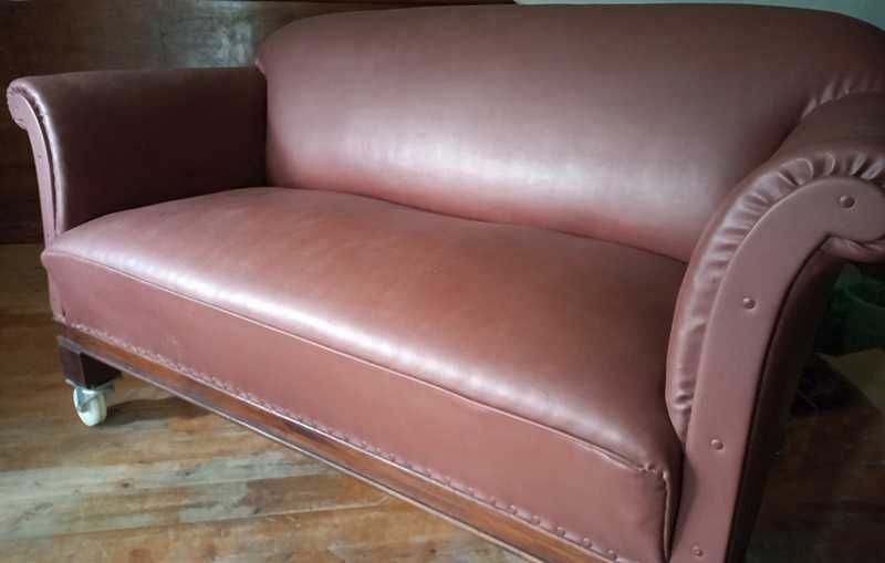 Стар наскоро претапициран диван - масив, кожа - 160х80х90 см
