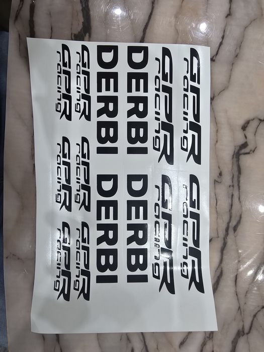 Изработка на едноцветни стикери по поръчка