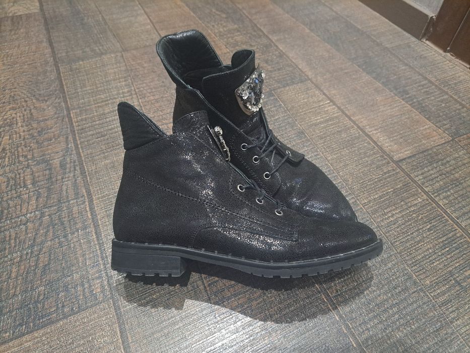 Черни кожени обувки Бианки с камъчета