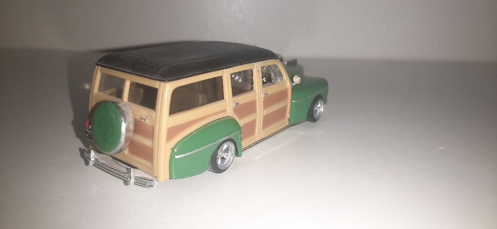 Модель автомобиля Ford woody 1/43.
