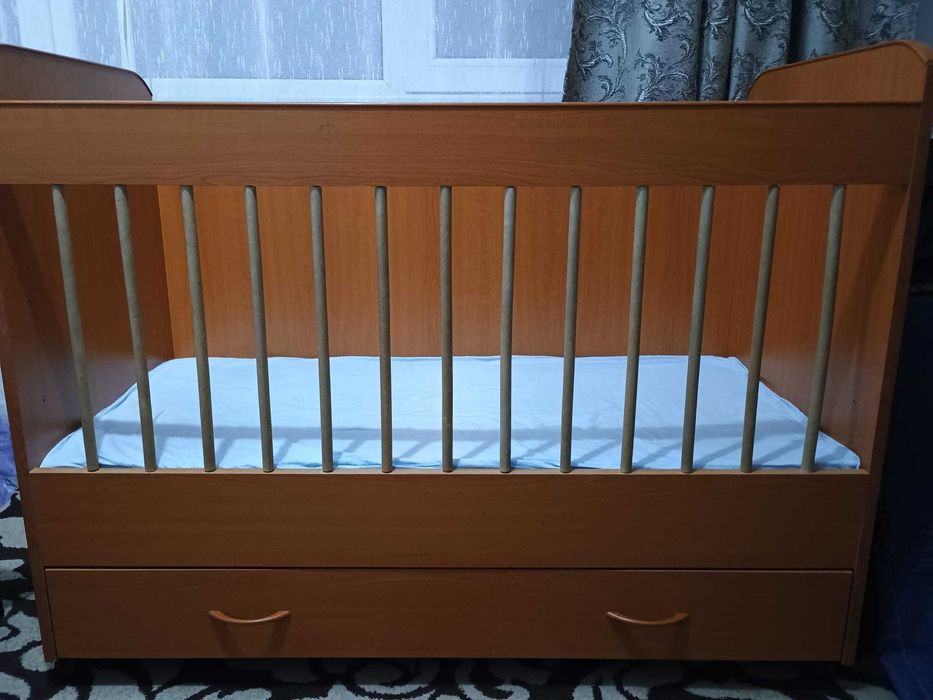 Vând pătuț copil din lemn reglabil pe 3 nivele pe roti și sertar
