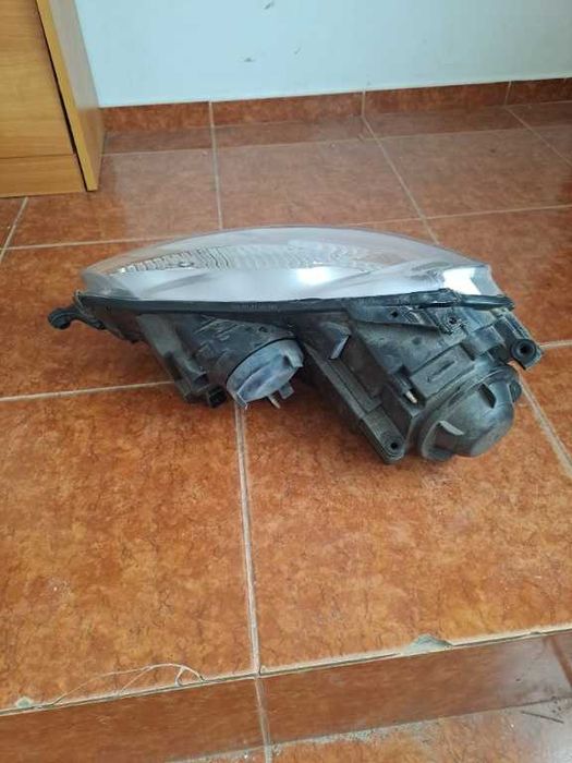 Far dreapta VW Golf 5 Europa volan stanga