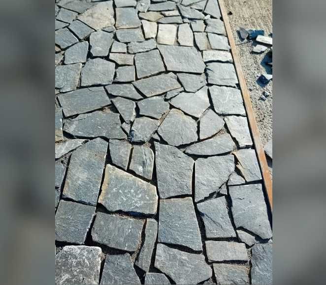 Piatră de Munte Rezistentă la Îngheț – Ideală pentru Alei și Garduri