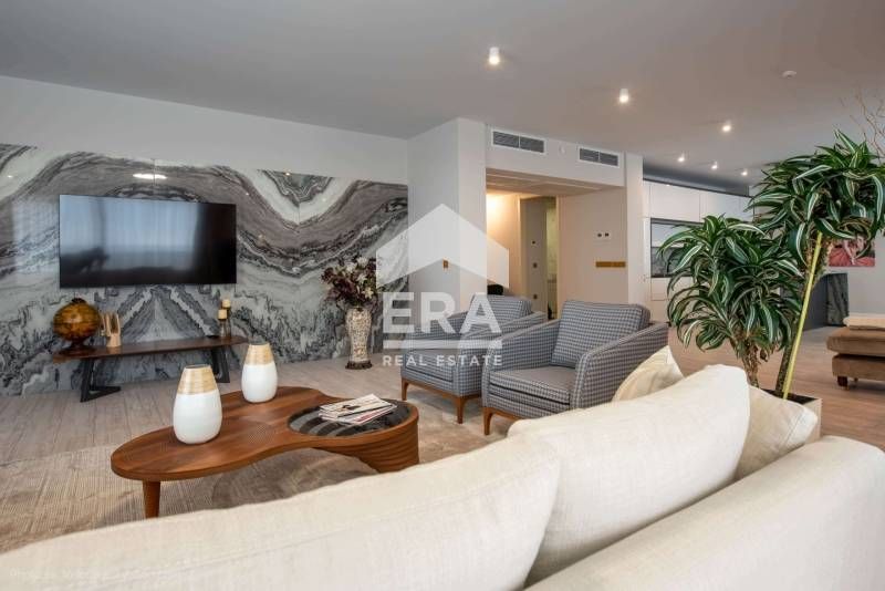 Луксозен тристаен апартамент за продажба в затворен комплекс, на брега