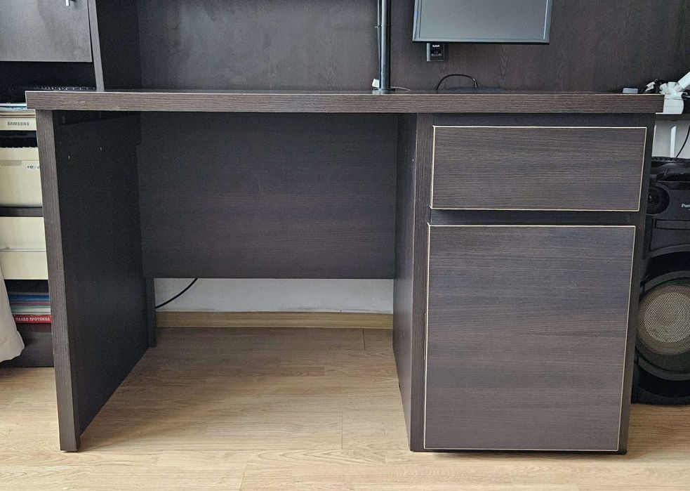 Практично бюро в цвят венге