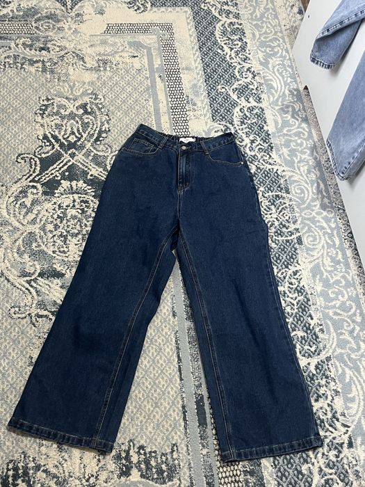 Темно-синие джинсы