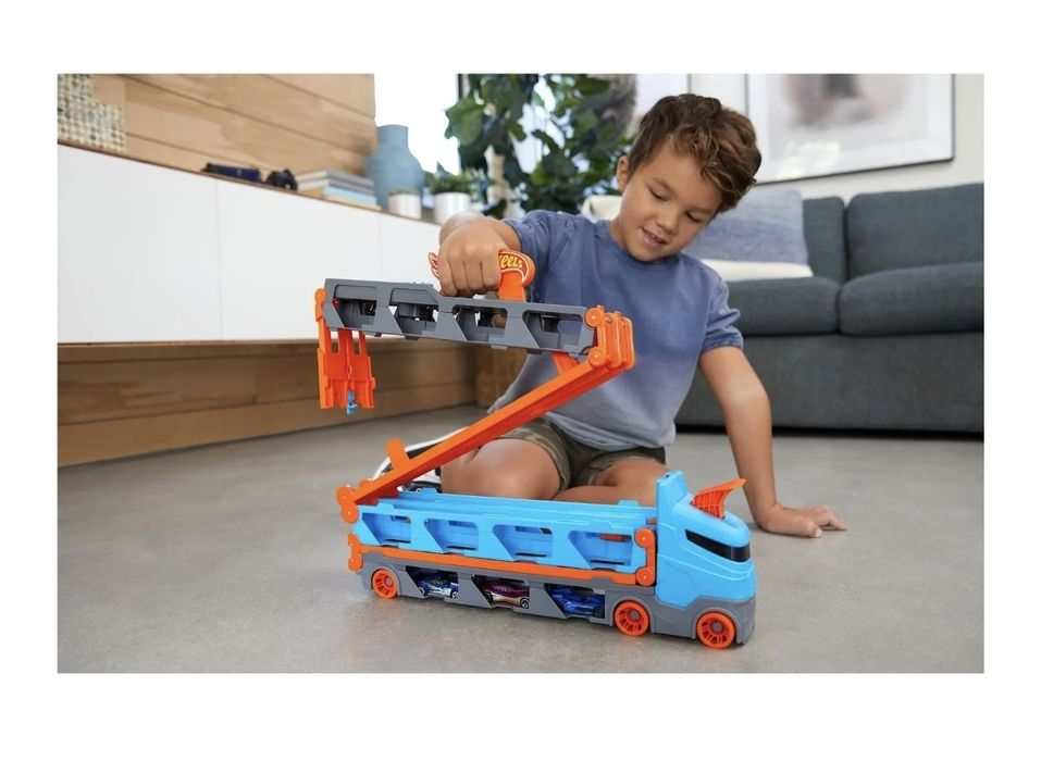 Автовоз и гоночный трек Hot Wheels