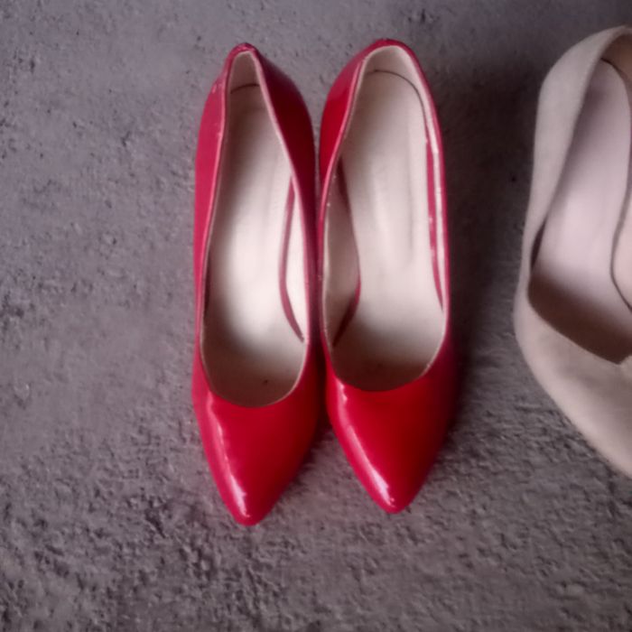 Oyoq qiyimlar sotiladi