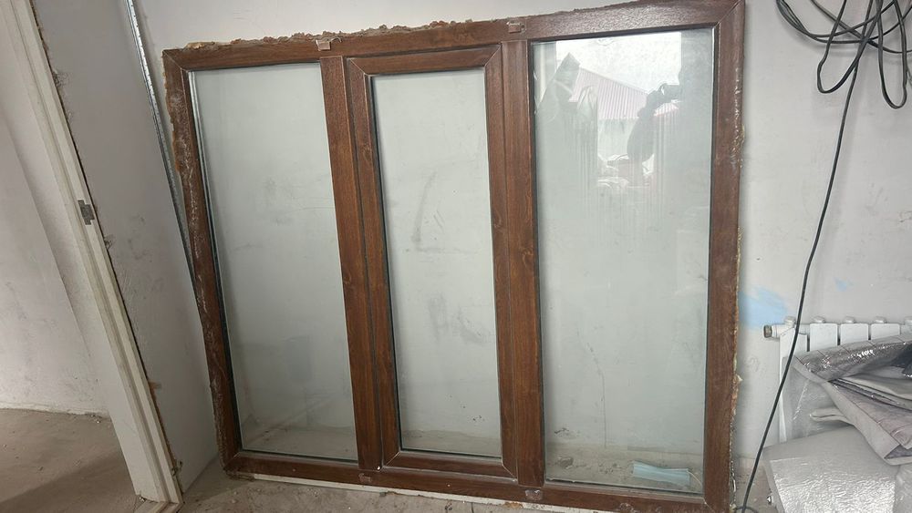 Кухня гарнитур и окно