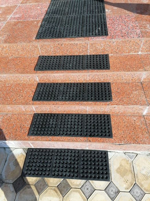 Противоскользящая резиновые перфорированные коврики