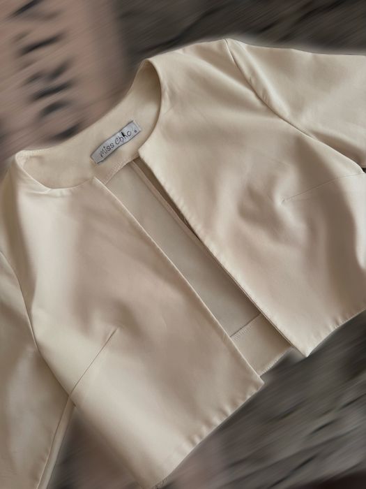 Бяло късо сако.