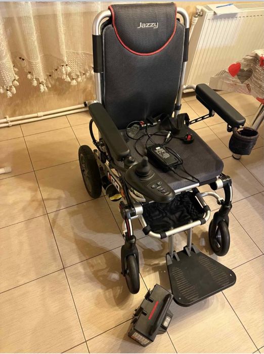 Caruț electric pentru persoane cu handicap Pride Mobility