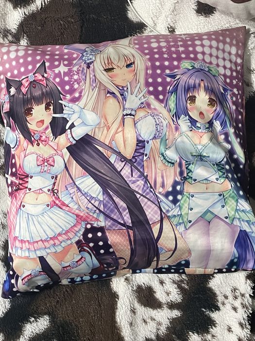 Подушка с аниме наволочкой