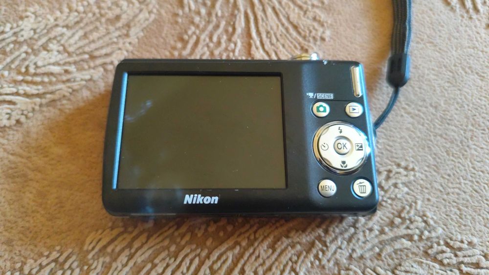 Foto Nikon Coolpix S220 (10MP 3x Zoom Optic) + trepied