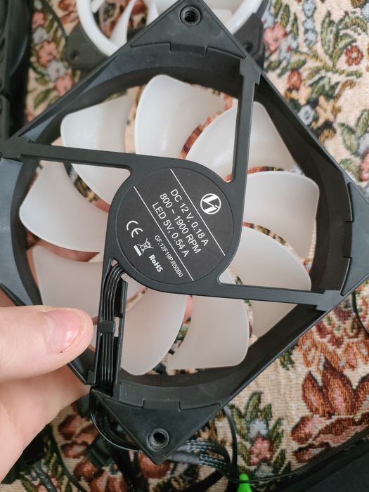 Vand pachet format din 5 ventilatoare 
-3 ventilatoare arctic p12
-1 v