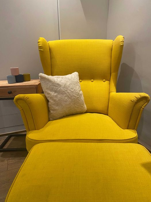 Жълт фотьойл IKEA STRANDMON с табуретки за крака – много добро състояние