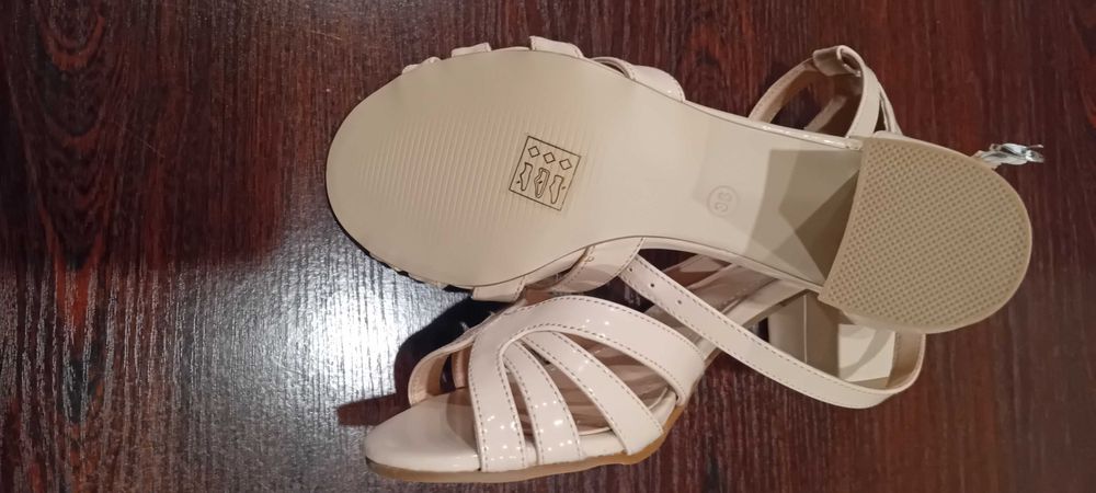 Продавам сандали на ток, лачени, нови