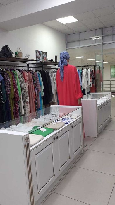 Продам тумбы и стол и вешалки