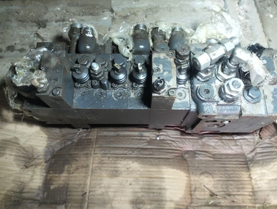 Распределитель экскаватора погрузчика Каматсу