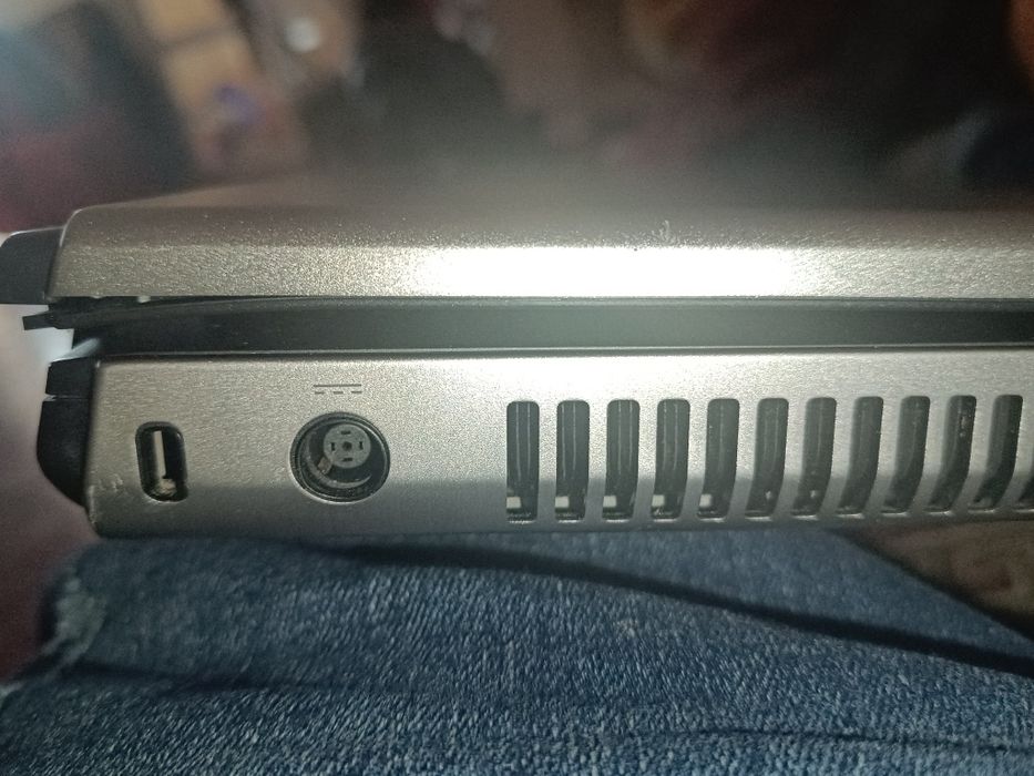 Vând laptop aproape nou