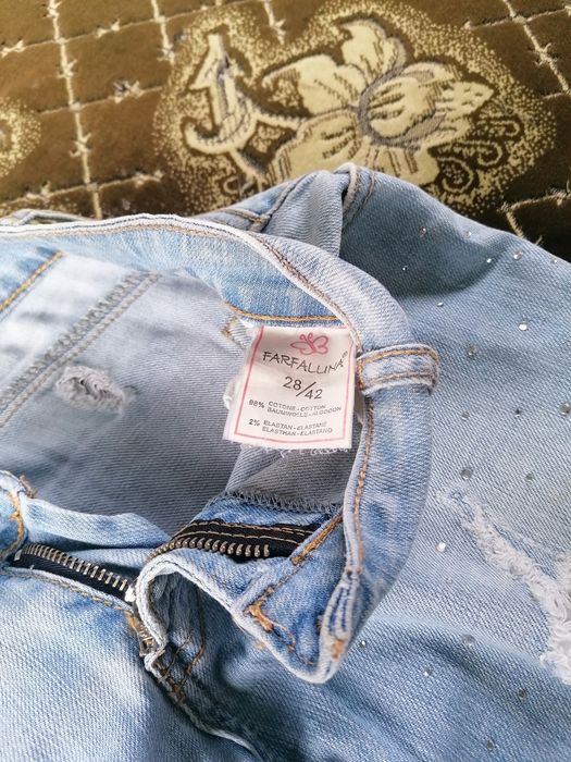 Blugi diverse modele și mărimi