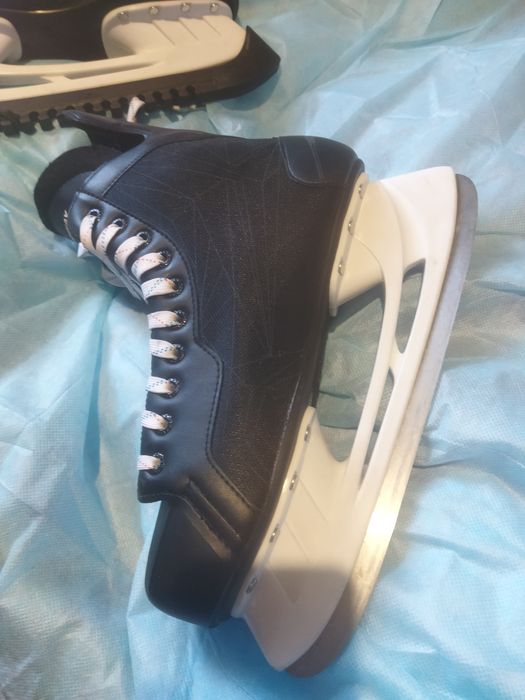 Коньки спортивные черные