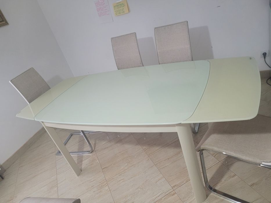 Vând  masă sticla plus 6 scaune