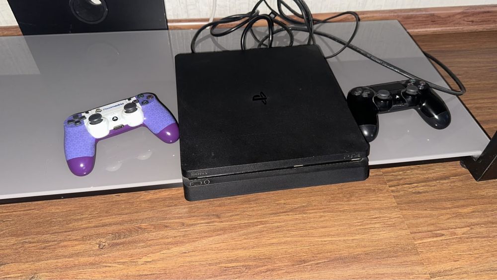 PlayStation 4 Slim 500 ГБ + 2 геймпада + кабели