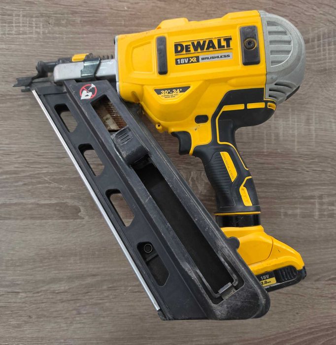 Акумулаторен такер за пирони DeWALT DCN692