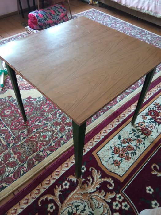 Продаётся---стол