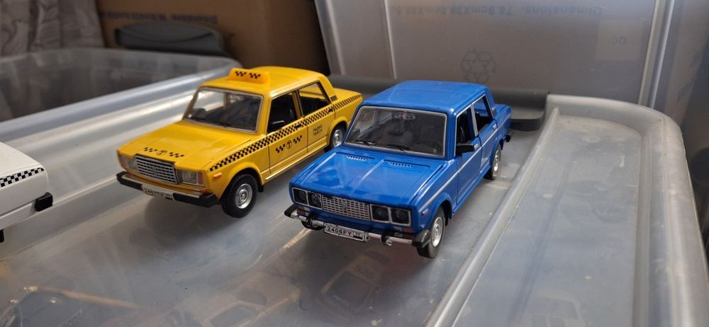 Метални колички 1:24