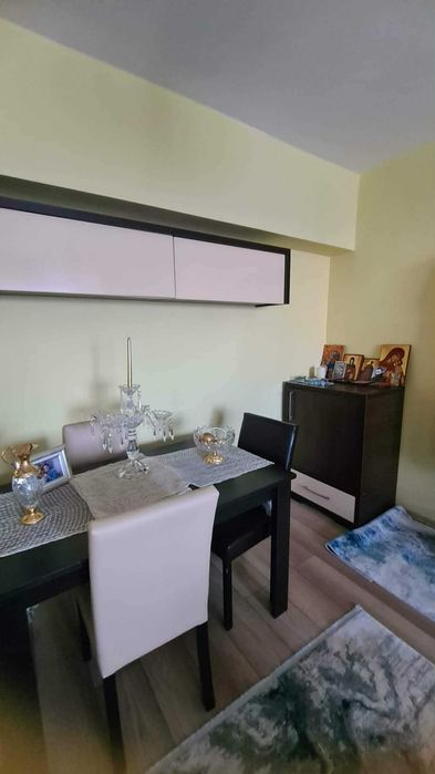 Living de vanzare cu masa si 4 scune