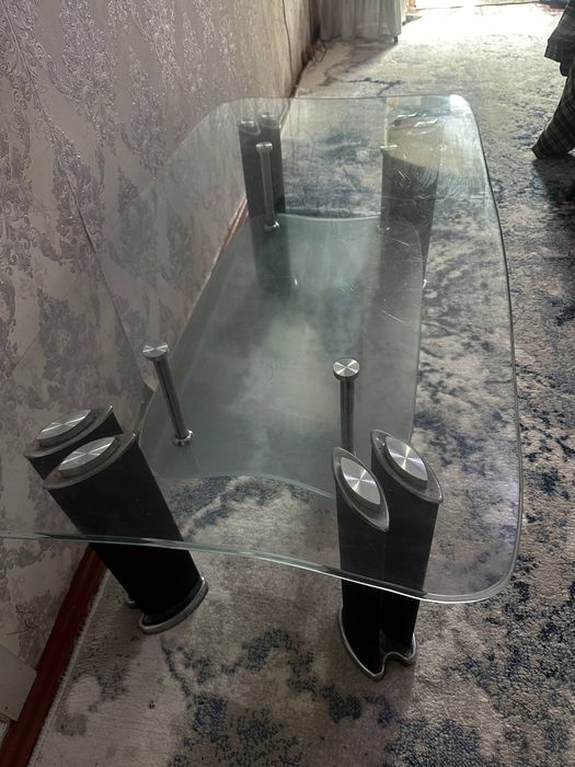 Продаеться,дешёвая журналний стол стеклянний  хорошим состояние