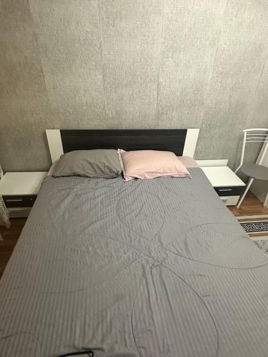 Кровать двуспальная и две тумбочки прикроватные