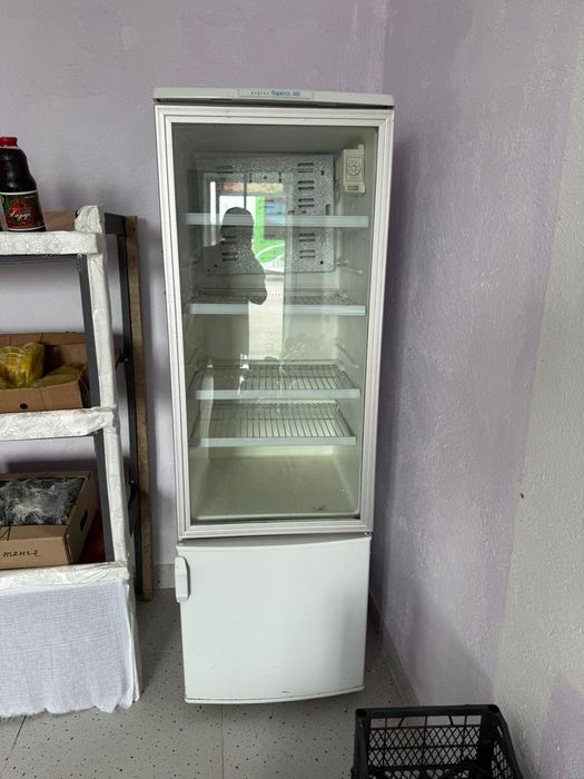 Холодильник стеклянной дверью