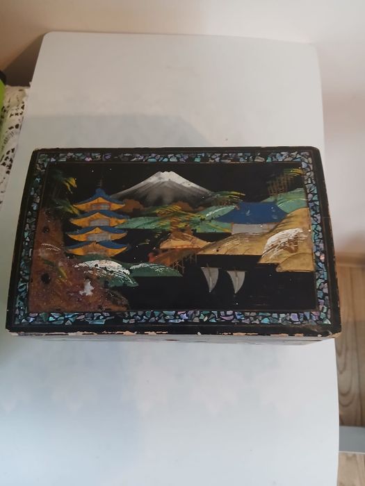 Caseta de bijuterii,japoneză, ștanțată,din lemn pictat.