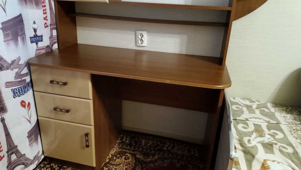 Письменный стол с надстройкой