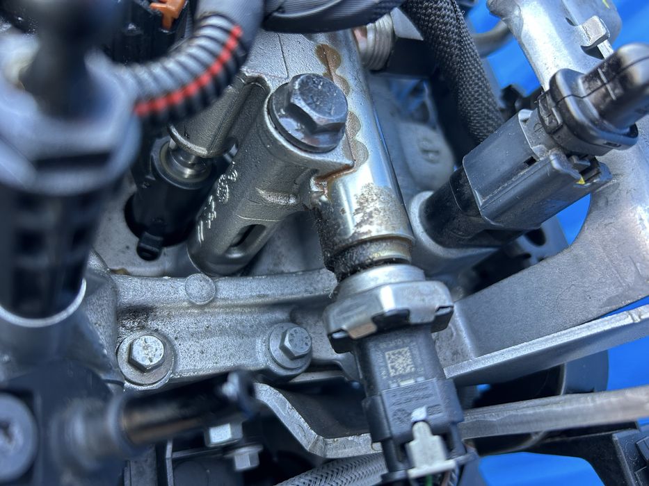 Rampă injectoare  completă cu injectoare Peugeot 2008 1.2 benzină 2022