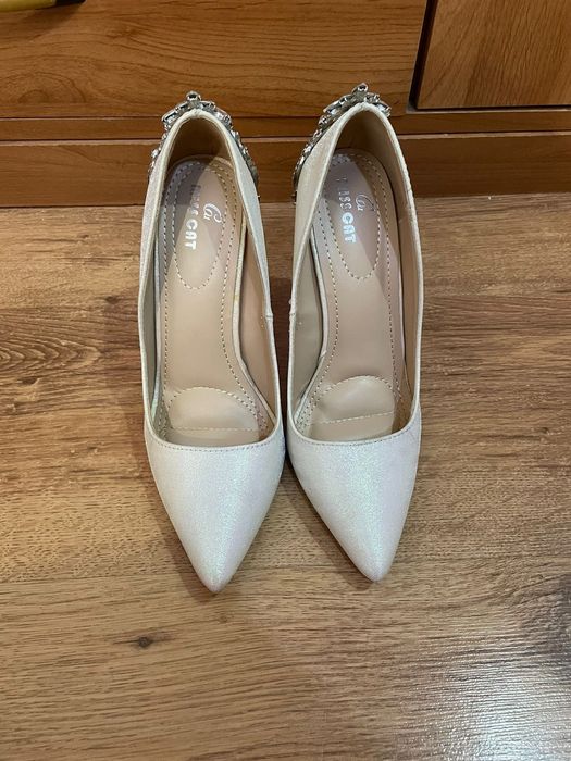 Туфли нарядные  бежевые.