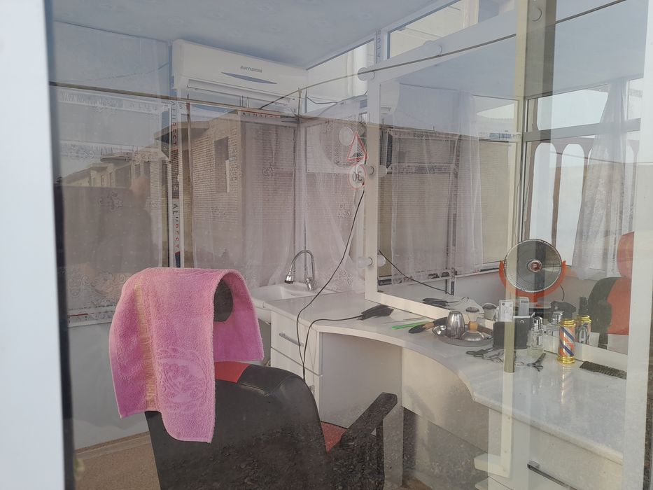 Aka butkadan tayorlangan kochma sartarosh xona sotiladi